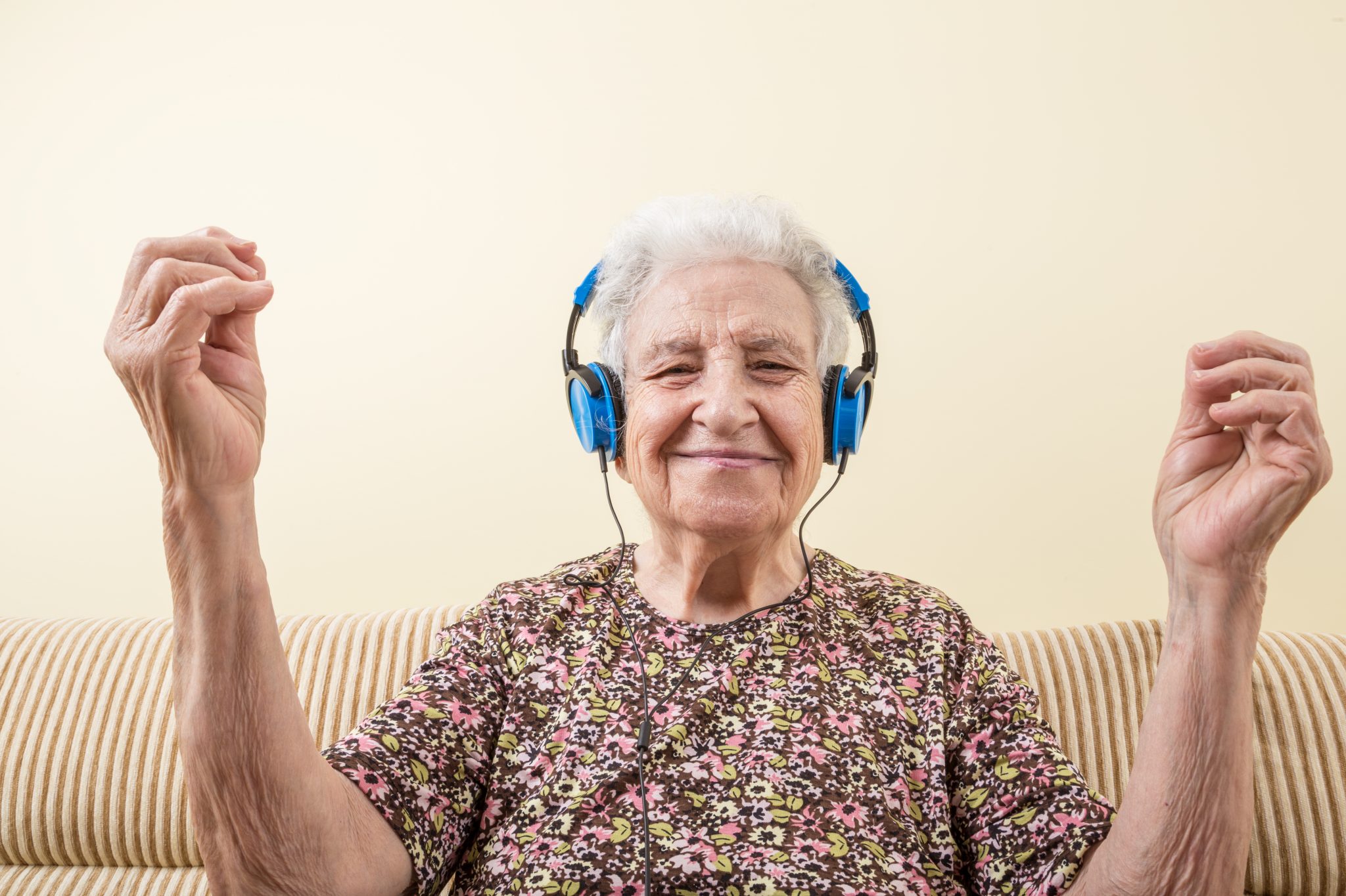1 they listen to music now. Современные старушки. Современная бабуля. Музыкотерапия для пожилых. Фотография современной бабушки.